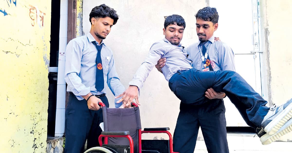 छैन अपांगमैत्री शौचालय, बोकेर लैजानुपर्ने बाध्यता