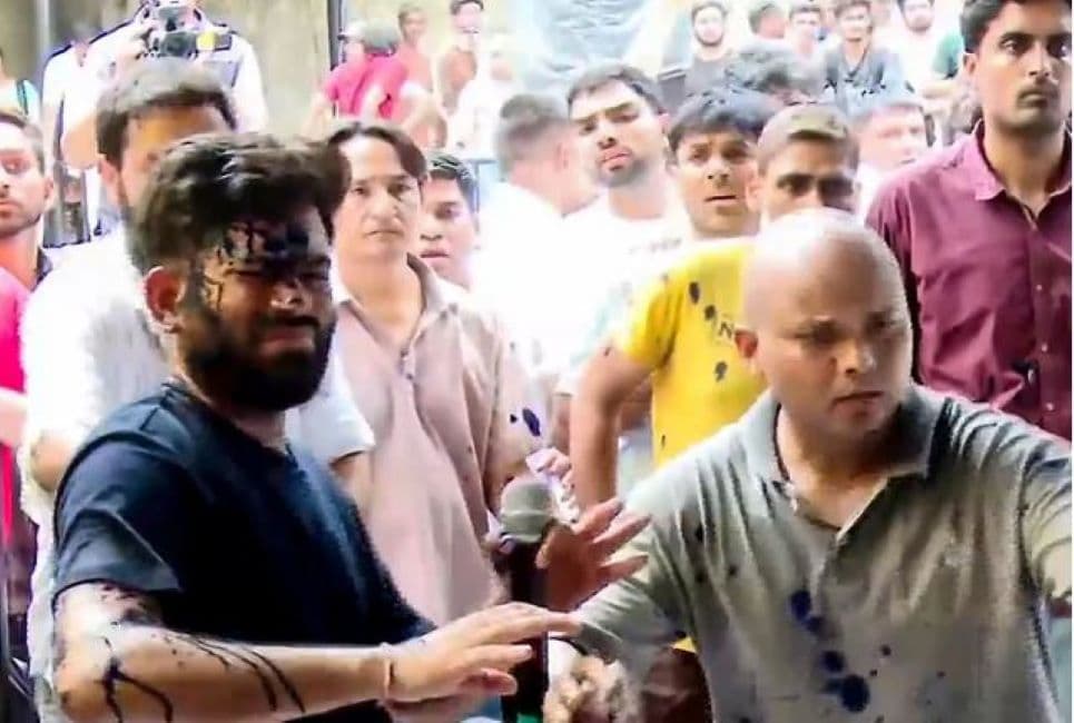 सम्बोधन गर्दागर्दै अभिजीत दीपकेमाथि महिलाले गरिन् मसी प्रहार
