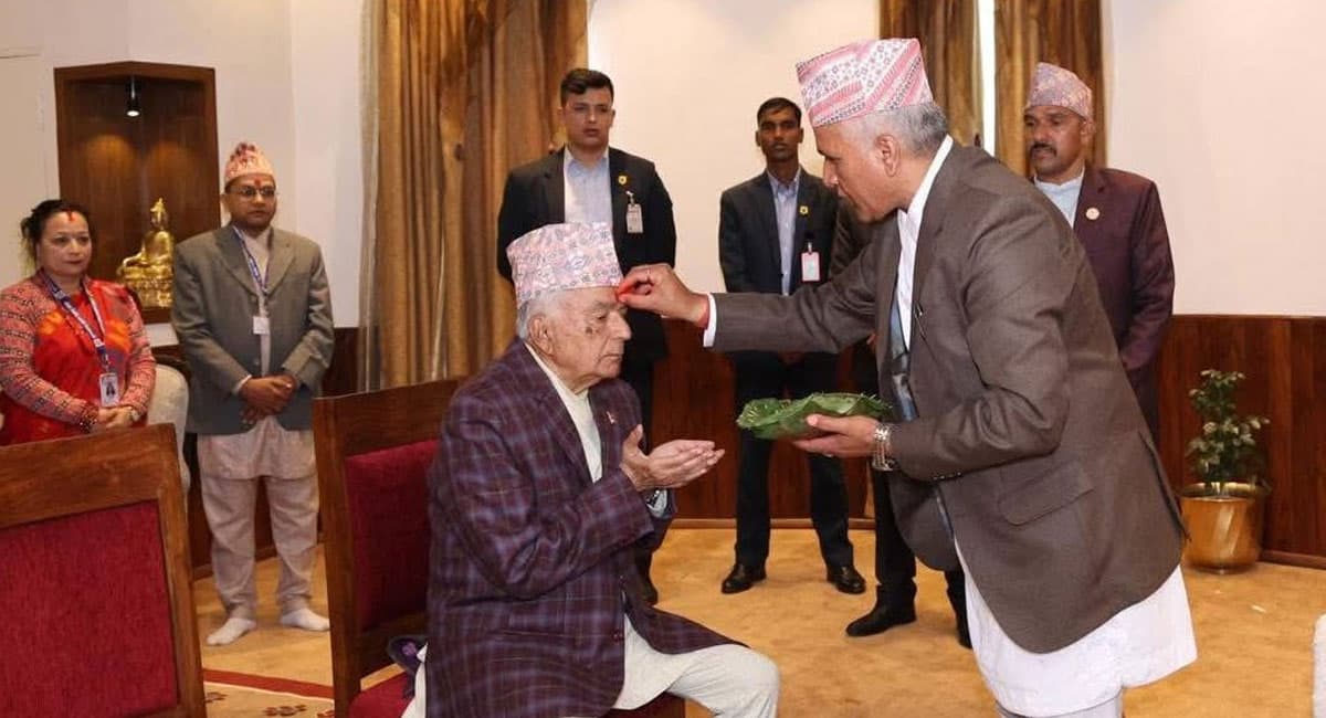 राष्ट्रपति पौडेलले ग्रहण गरे शुभसाइतमा दसैंको टीका र जमरा
