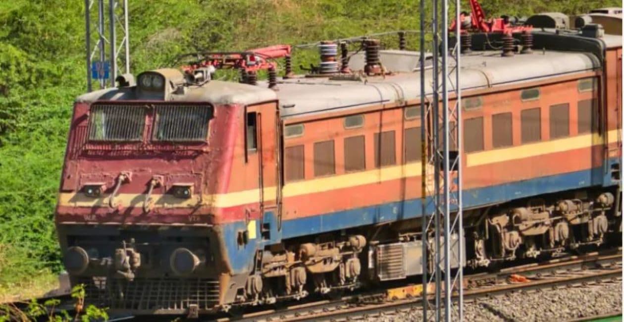 ट्रेनको ठक्करबाट स्कुल भ्यान क्षत–विक्षत, कम्तीमा दुई बालबालिकासहित तीनको मृत्यु