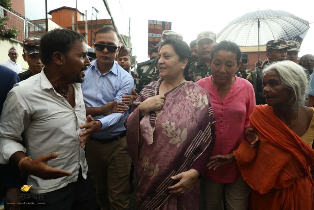 पुलचोक पुगेर पूर्वराष्ट्रपति भण्डारीले भेटिन् लघुवित्त पीडितलाई (तस्बिरहरू)