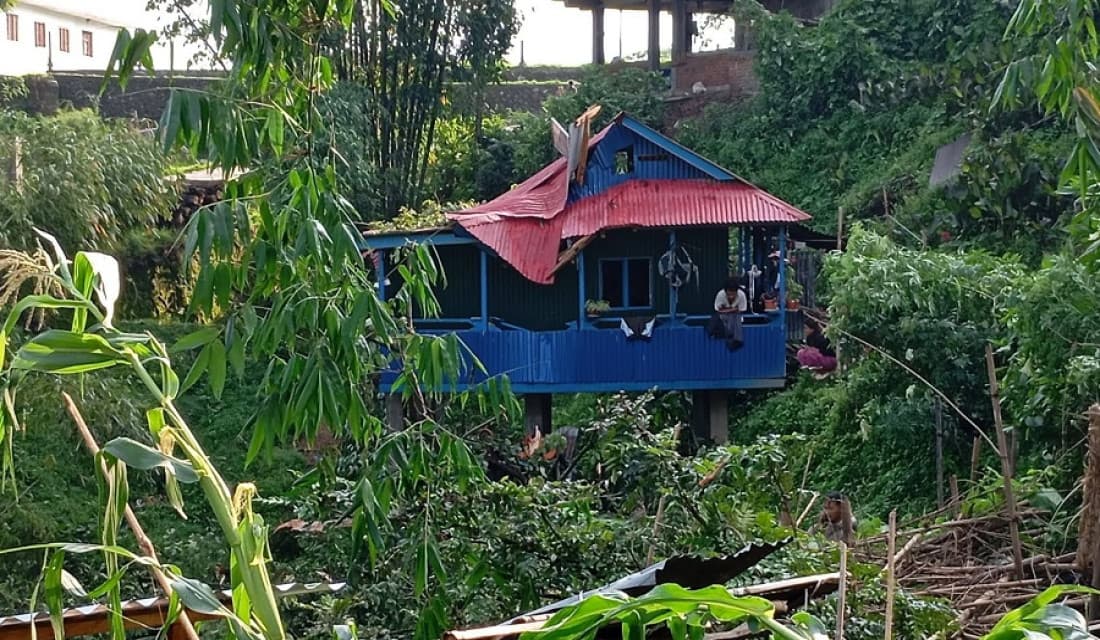 हुरीबतासका कारण तीन लाखको क्षति