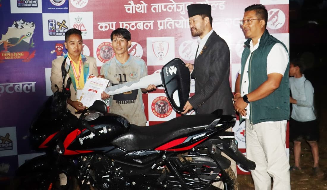 सर्वश्रेष्ठ खेलाडी बनेका अनुकेसलाई मोटरसाइकल पुरस्कार
