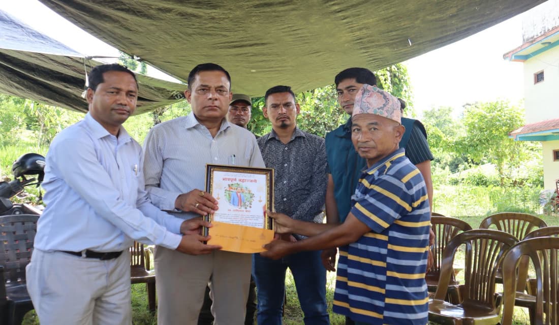 बाढीमा मृत्यु भएका परिवारलाई नीलकण्ठको चालिस हजार राहत