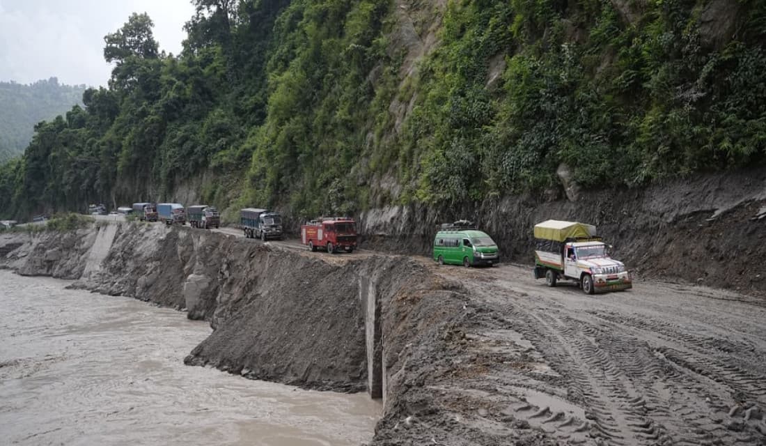 पहिरो र बाढीले मुख्य राजमार्ग अवरुद्ध
