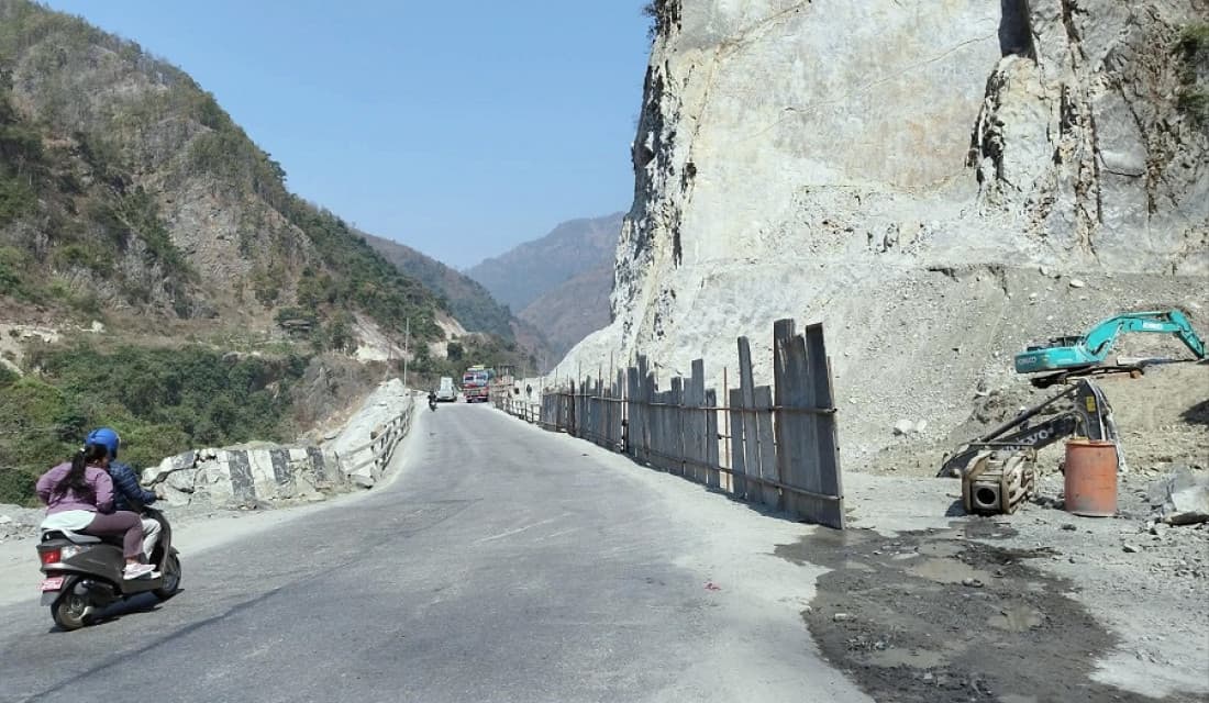 तुइन खोलामा पहाड काट्न बिहान ६ बजेदेखि सडक बन्द