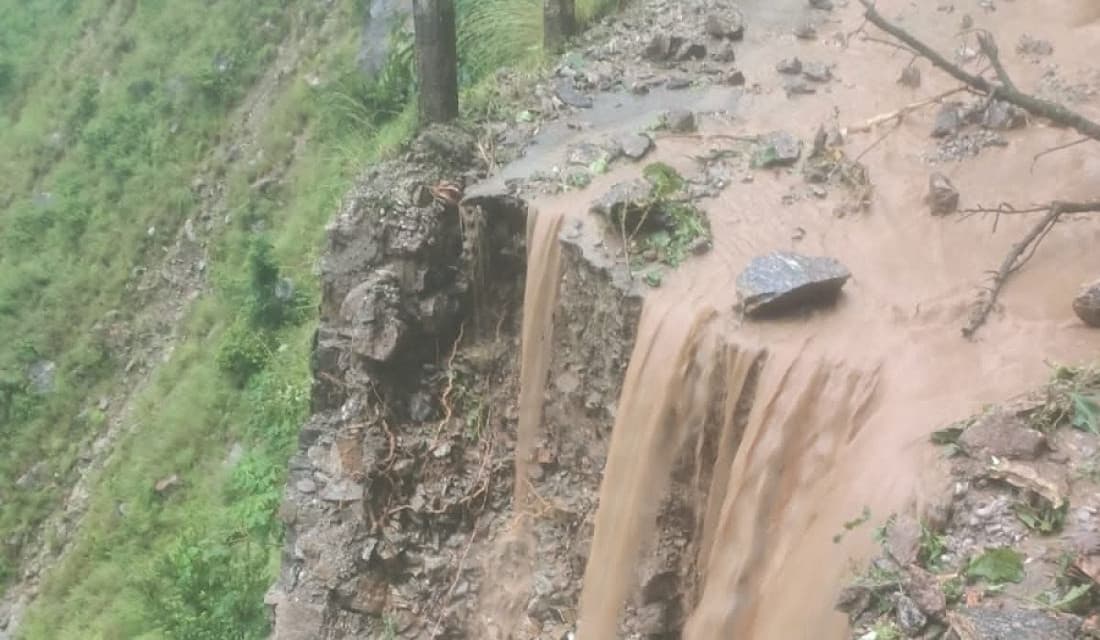 रातो पहाडमा सडक भासिँदा कर्णाली राजमार्ग अवरुद्ध