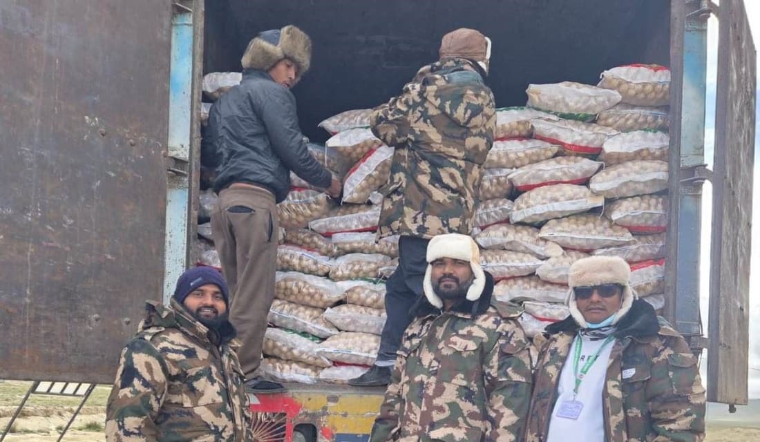 कोरला नाकाबाट २ हजार ४१८ टन फलफूल र सामग्री आयात