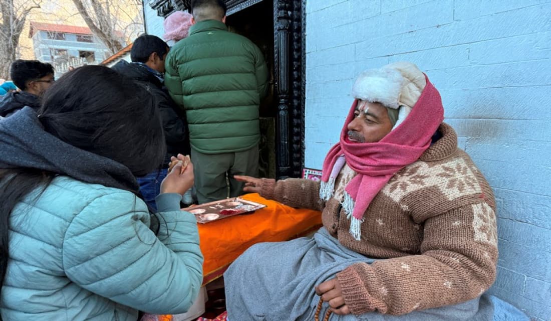 मुक्तिनाथ मन्दिरमा दर्शनका लागि आएकालाई टीका