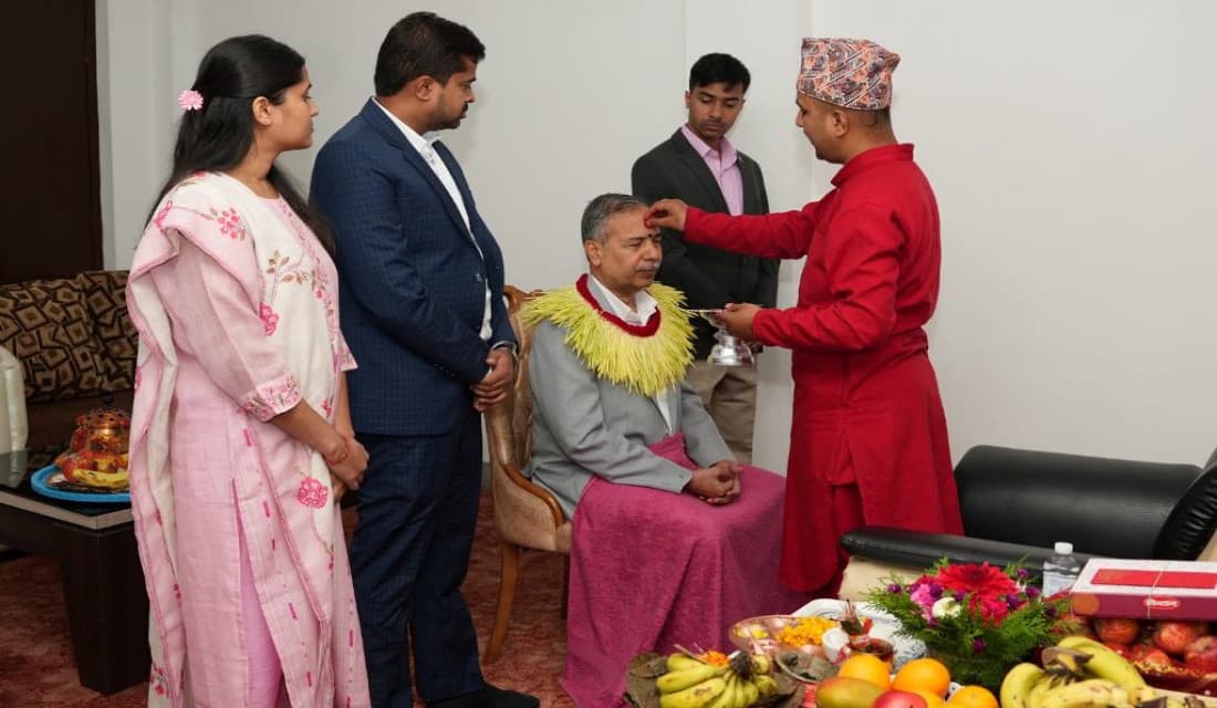 उपराष्ट्रपति यादवद्वारा बडादसैँको टीका ग्रहण