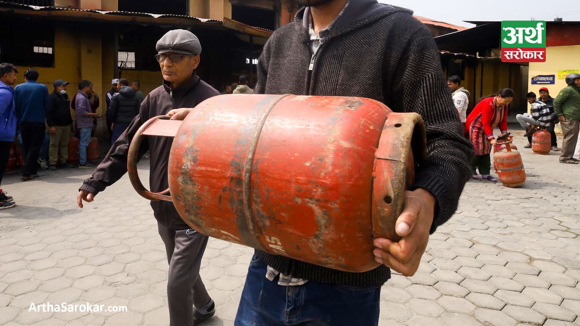 विपत्तिमा ग्यासको मूल्य प्रति सिलिन्डर १ सय ५ रुपैयाँले बढ्यो !
