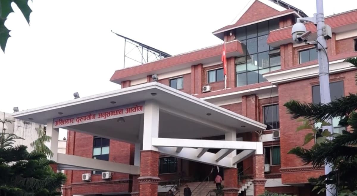 विद्यालय व्यवस्थापन समितिका सदस्य बम २ लाख घुससहित अख्तियारकाे फन्दामा