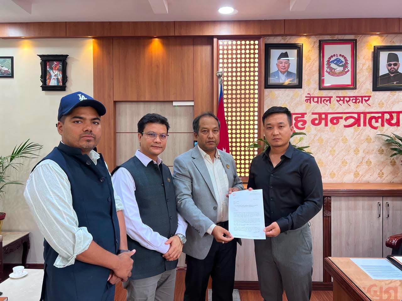 गणतन्त्रपछि पहिलोपटक मन्त्रालयमा झुण्ड्याइयो पूर्वराजाको तस्बिर