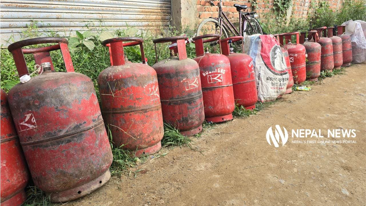 उपत्यका बाहिर ‘बोटलिङ’ गरी खानापकाउने ‘एलपि ग्यास’ ढुवानी गरिँदै