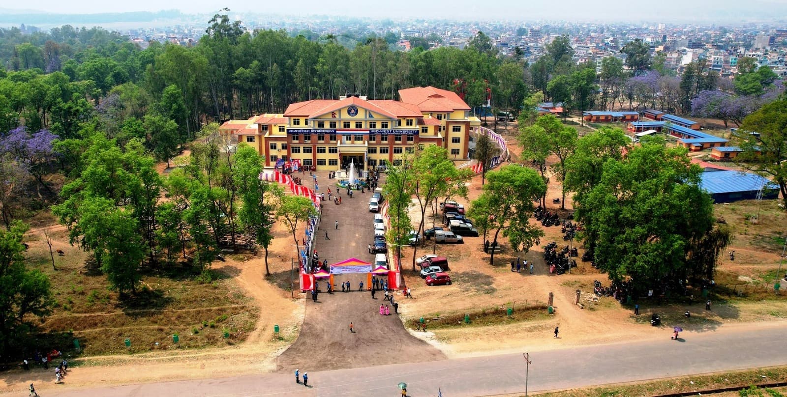 मध्यपश्चिम विश्वविद्यालयले कर्मचारीको तलब काटेर बाढीपीडितलाई सहयोग गर्ने