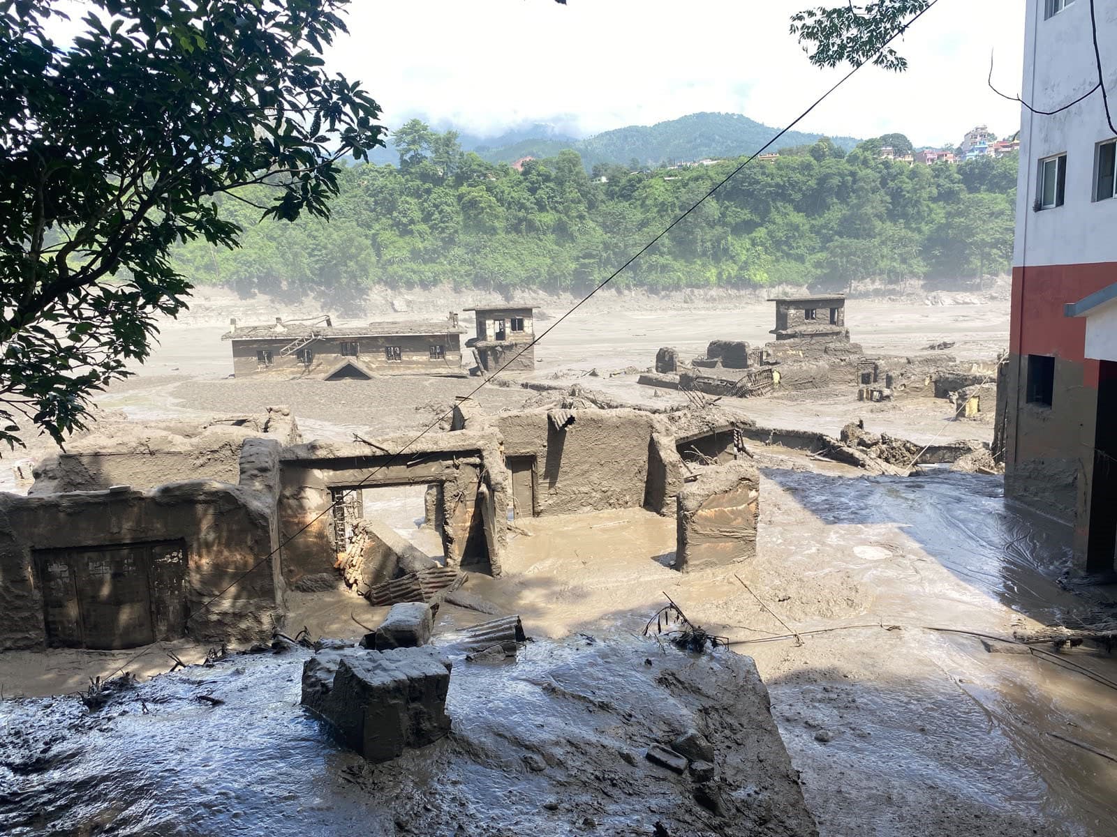 रसुवा भन्सार कार्यालयका १४ कर्मचारी सम्पर्कविहीन