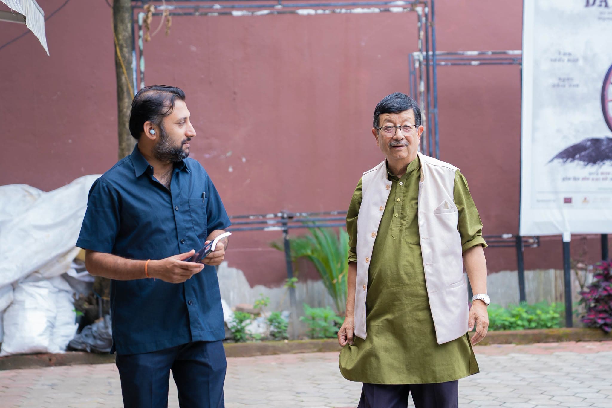 सडकमा उभिएको नेपाली रंगमञ्च
