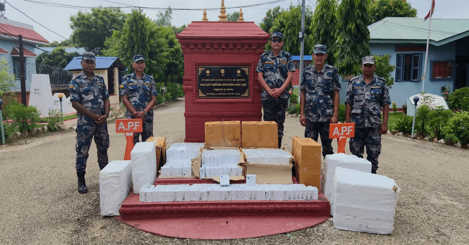 महोत्तरीमा दुई करोड रुपैयाँ भन्दा बढीको एप्पल कम्पनीको एयर वर्डस बरामद