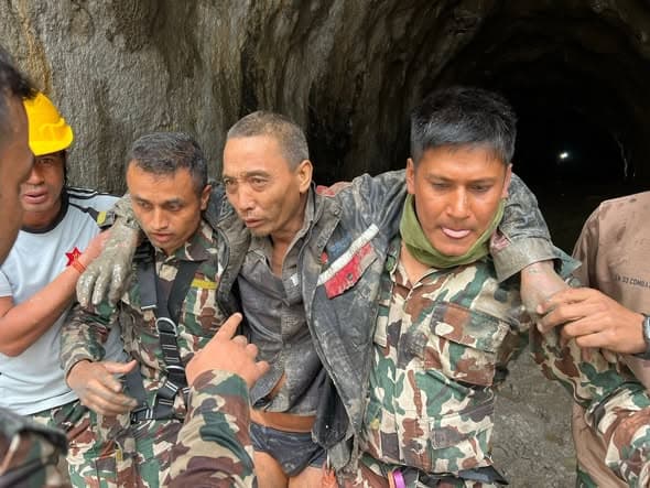 ११ दिनपछि सुरुङबाट उद्धार गरिएका चिनियाँ नागरिकको अनुभव: उद्धार हुने आशा मारिसकेको थिएँ