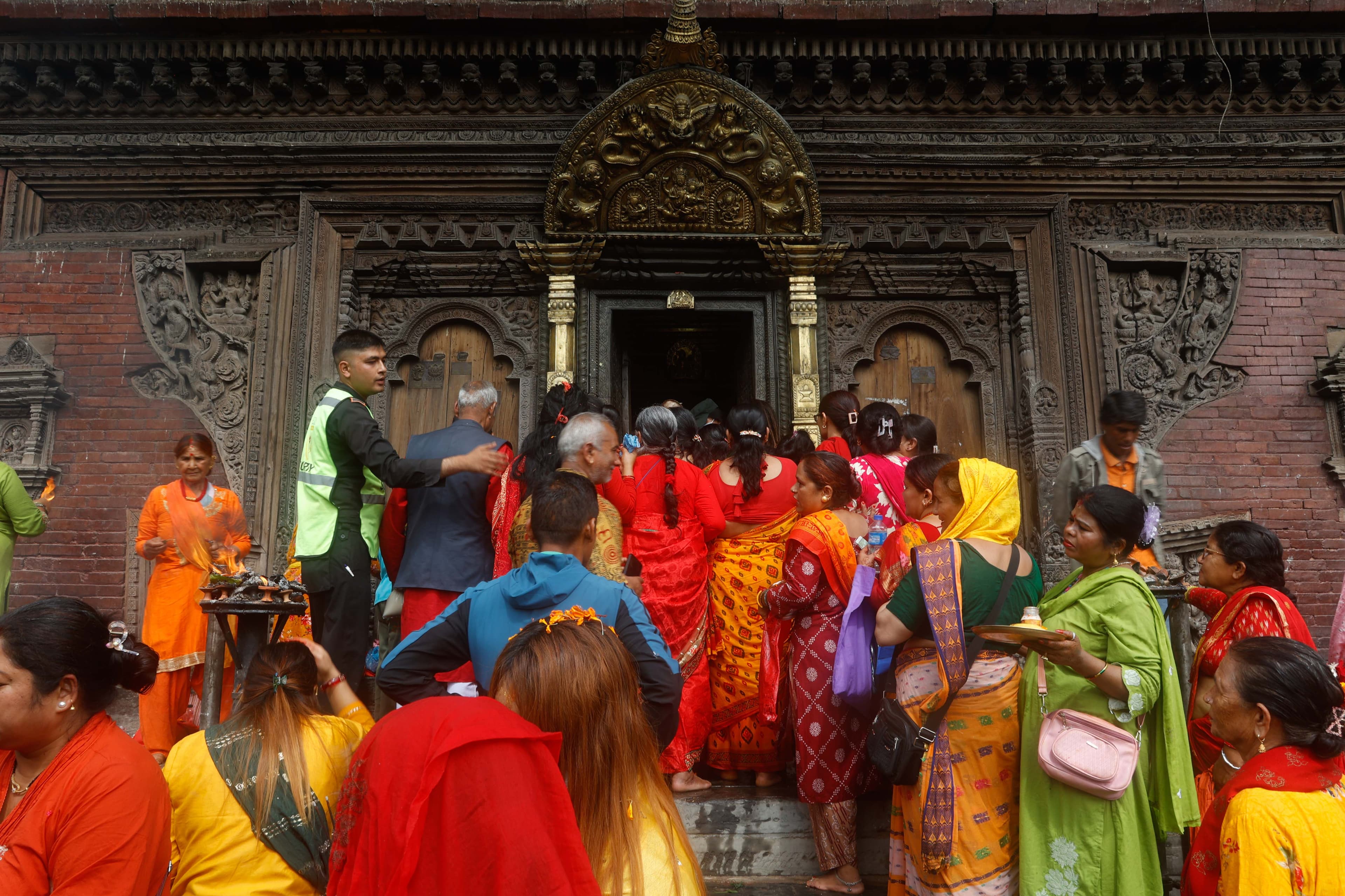 गोकर्णेश्वर मन्दिरमा व्रतालु तथा श्रद्धालुकाे घुइँचाे (तस्वीरहरू)