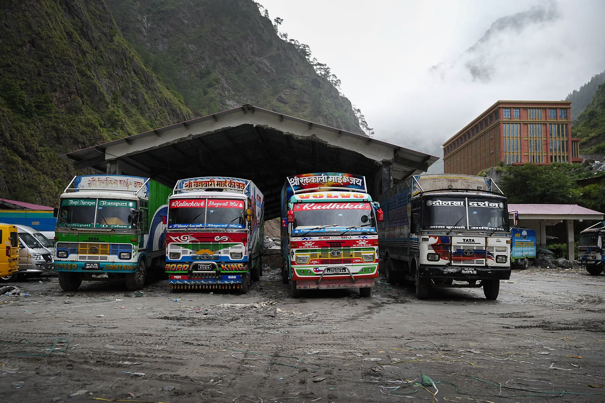 लेन्दे खोला बाढीको एक वर्षपछि पनि रसुवा भन्सार यार्ड अस्तव्यस्त, सीमित पूर्वाधारमै सञ्चालन