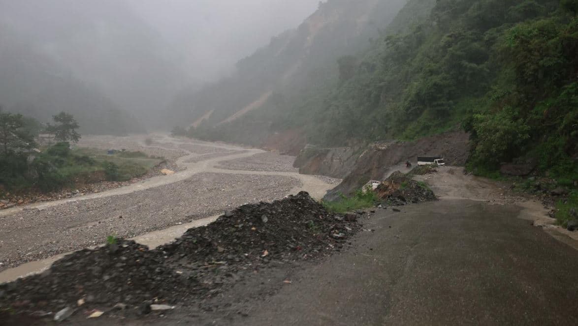 वर्षाले देशभरका विभिन्न राजमार्ग अवरुद्ध, कुन–कुन खुले ?
