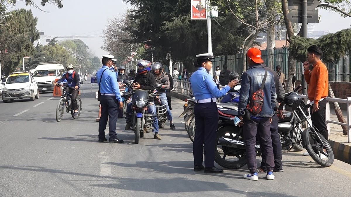 ड्युटीमा रहेका ट्राफिक प्रहरीले सवारी चालकसँग हात मिलाउन नपाउने