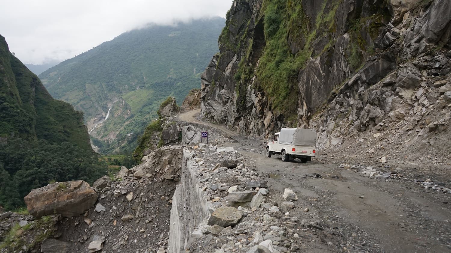 बेनी–जोमसोम सडकको महभिर पहिरोमा पुरिएका चालकको उद्धार