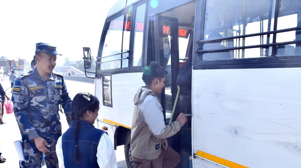 दशैंको टीका र अष्टमीमा नेपाल प्रहरी र सशस्त्रद्वारा ३,५८५ यात्रुलाई निःशुल्क बस सेवा