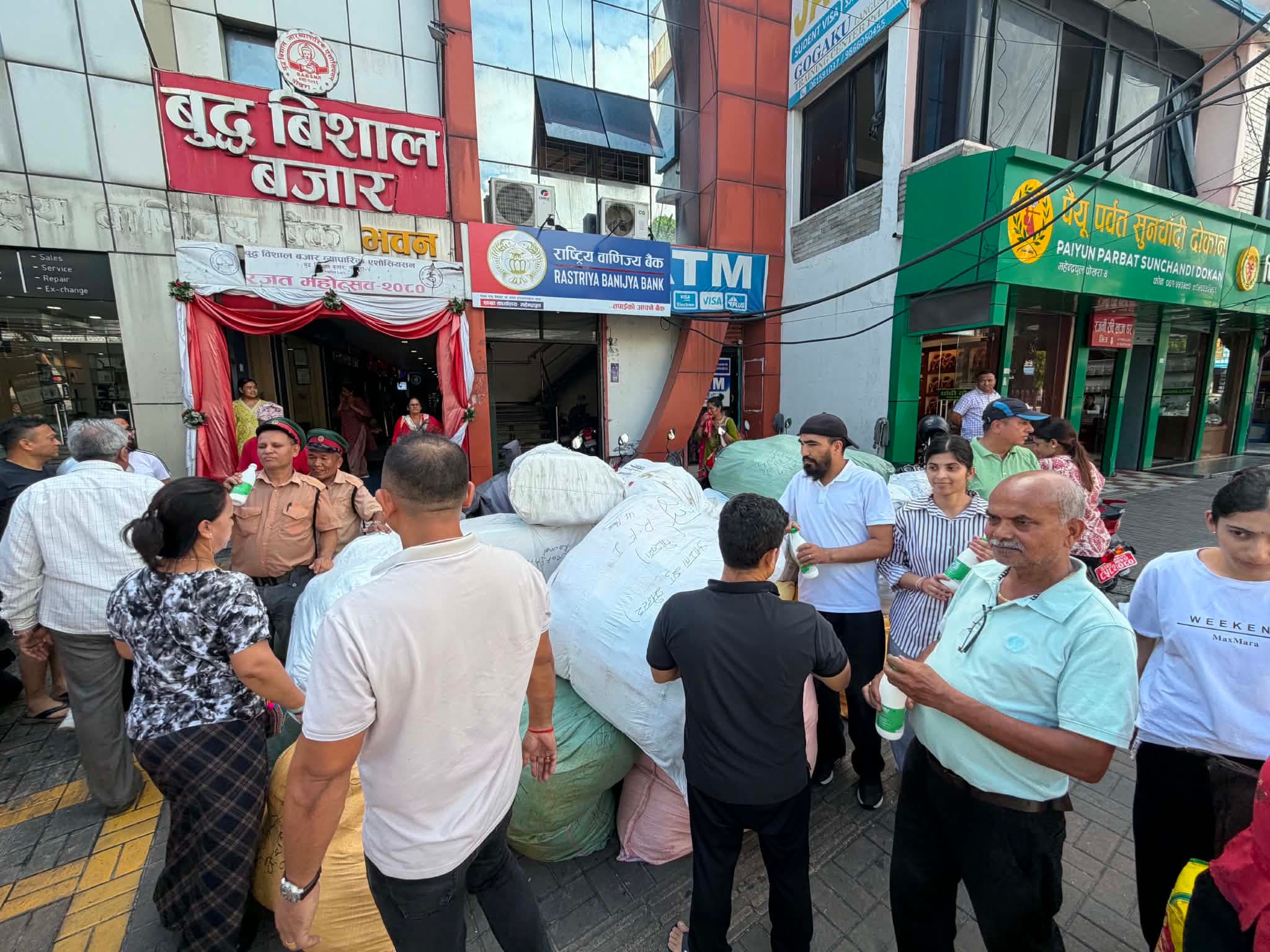 पोखराका व्यवसायीद्वारा ६० लाख बराबरको लत्ताकपडा
