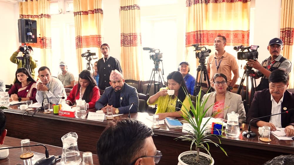 राष्ट्र बैंकलाई पूर्ण रूपमा सरकारबाट अलग राख्न नहुने अर्थ मन्त्रालयको तर्क
