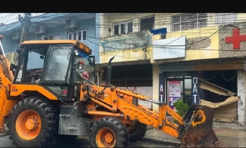 मन्त्रीको निर्देशनपछि कोशी अस्पतालमा डोजर, अतिक्रमित ३२ सटर भत्काइयो