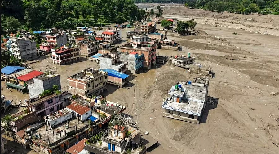 रकम खुलाएर–नखुलाइकन बाढीपीडितको उद्धार अभियानमा सेलिब्रिटीको साथ