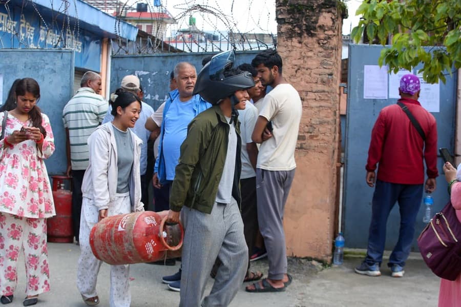 ग्यास लिन जडीबुटी डिपोमा उपभोक्ताको घण्टौँ लामो लाइन