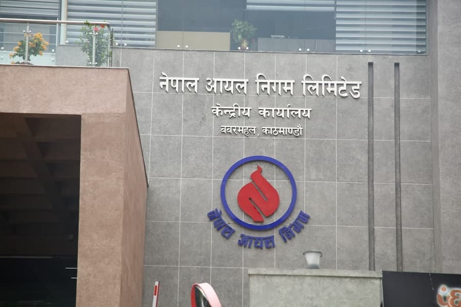 कृष्णभीरमा सडक भासिएपछि बाइरोडबाट इन्धन आपूर्ति, काठमाडौं भित्रिए ३४ हजारभन्दा बढी ग्यास सिलिन्डर