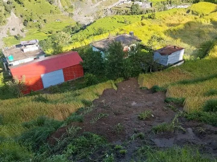बाजुरामा अविरल वर्षाको वितण्डा : सडक अवरुद्ध, २२ परिवार विस्थापित
