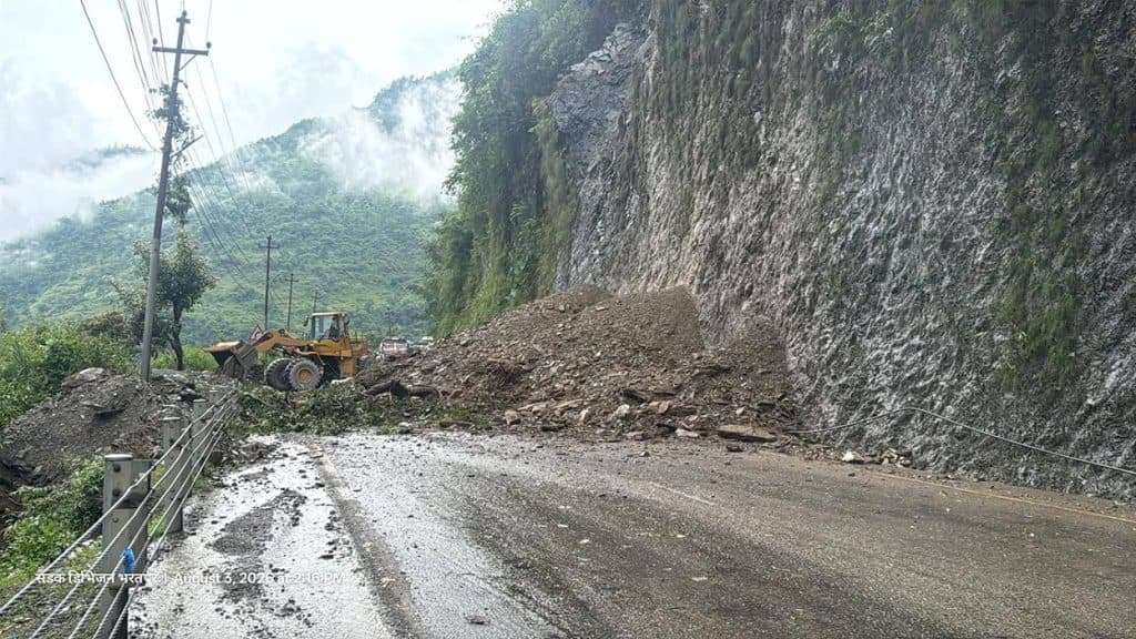 बाढी र पहिरोले देशभरका विभिन्न सडक प्रभावित (सूचीसहित)