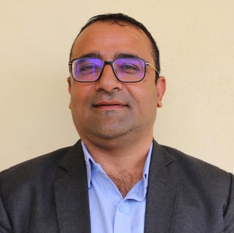 डेढ सय विद्यार्थी बाढीबाट बचाएका प्रधानाध्यापकसहित विद्यार्थीको हेलिकप्टरबाट उद्धार
