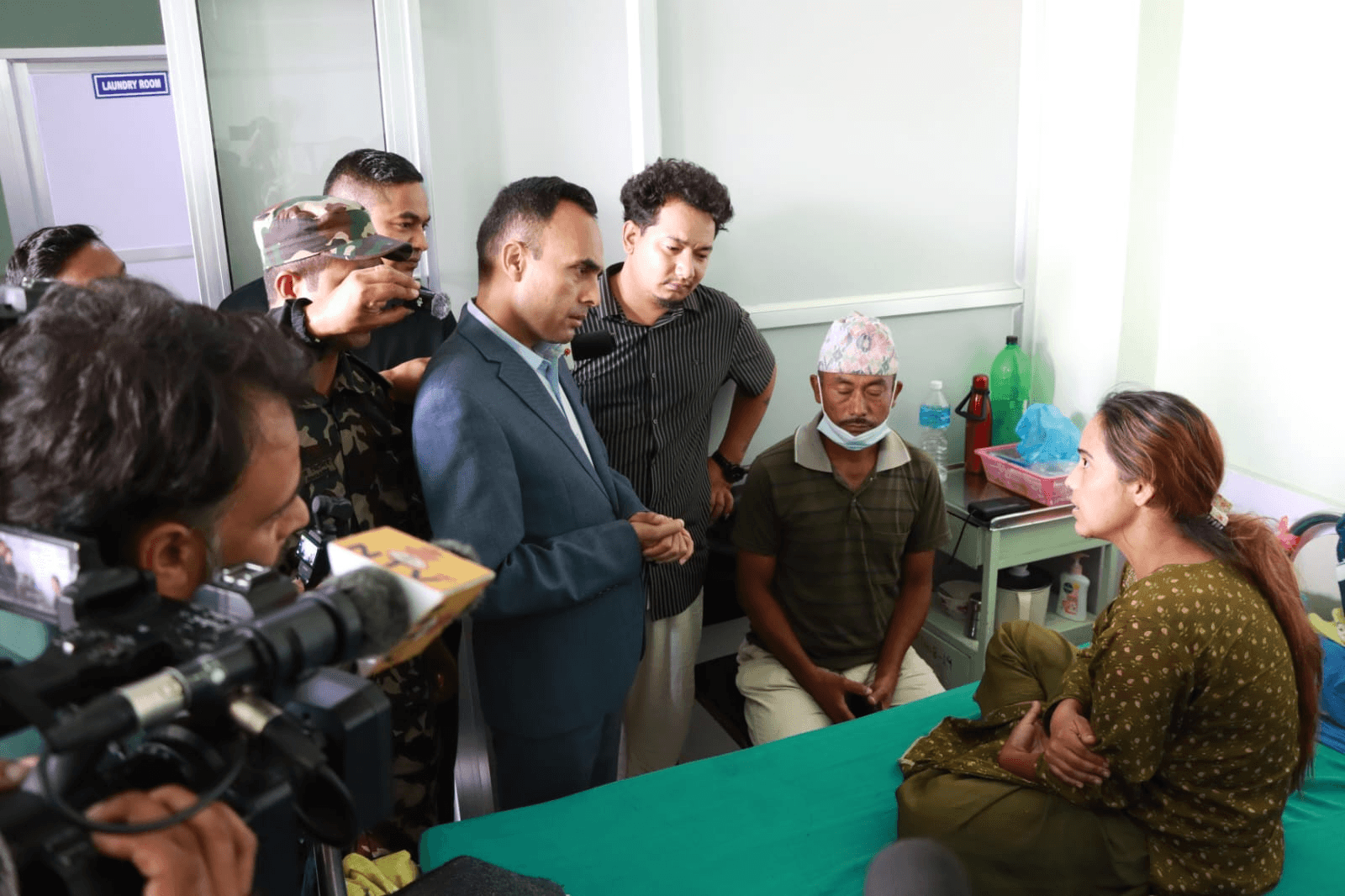 भोटेकोशी बाढीका घाइते भेट्न शिक्षण अस्पताल पुगे सञ्चारमन्त्री तिमिल्सिना