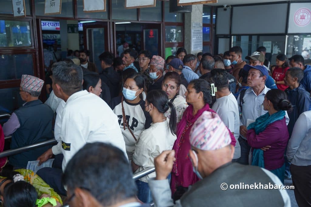 अस्पतालमा अत्यासलाग्दो भिड, टिकट काट्ने लाइनमै बेहोस हुन्छन् बिरामी