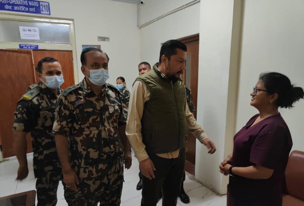ऊर्जामन्त्री श्रेष्ठले त्रिशूली थ्री ‘ए’बाट उद्धार गरिएका घाइतेलाई भेटे