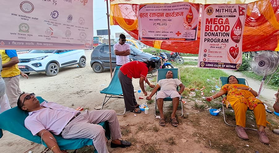 बाढी प्रभावितको उपचारमा रगत अभाव हुन नदिन ढल्केवरमा रक्तदान