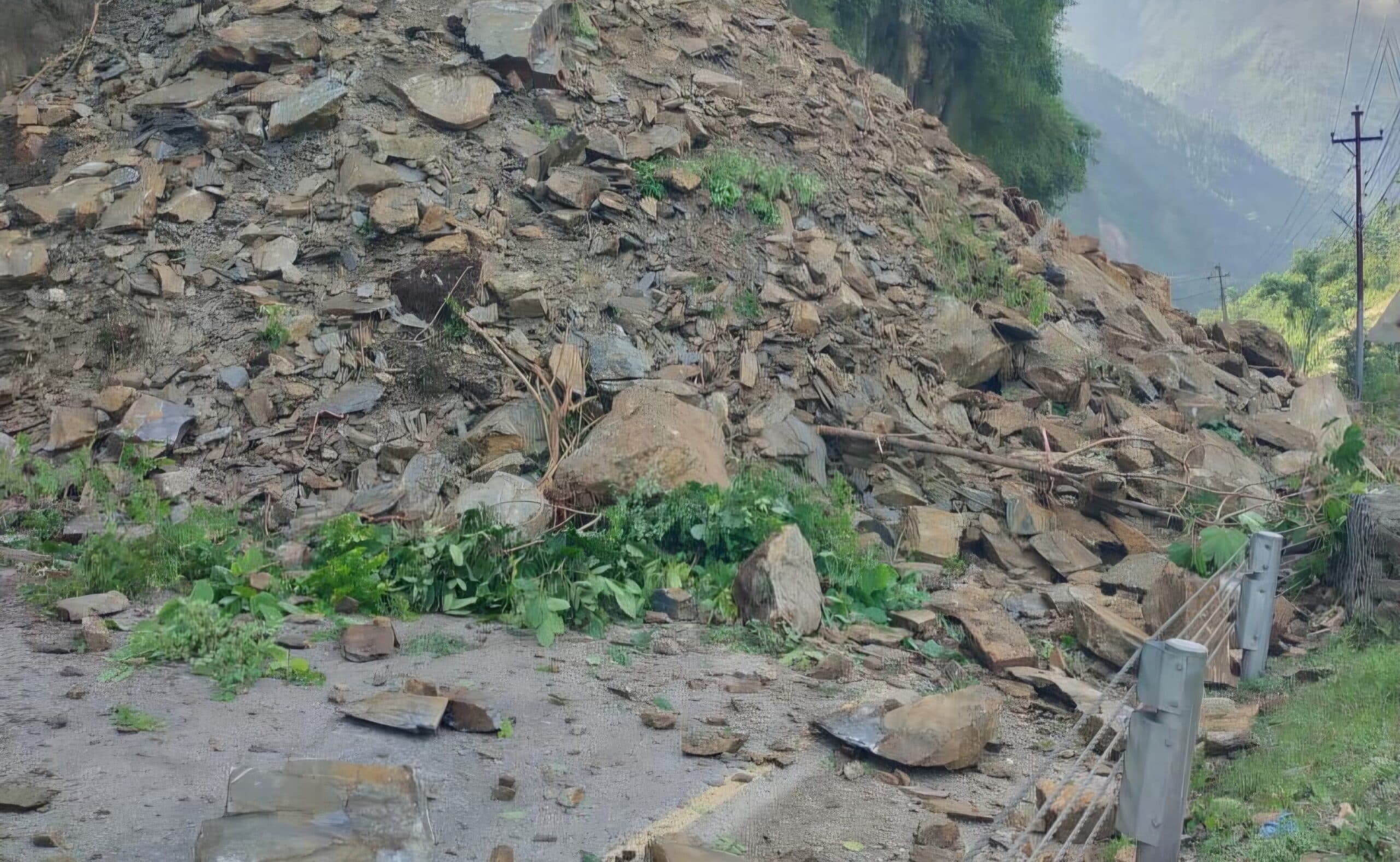 सिद्धार्थ राजमार्गमा पहिरो, सडक पूर्णरूपमा अवरुद्ध