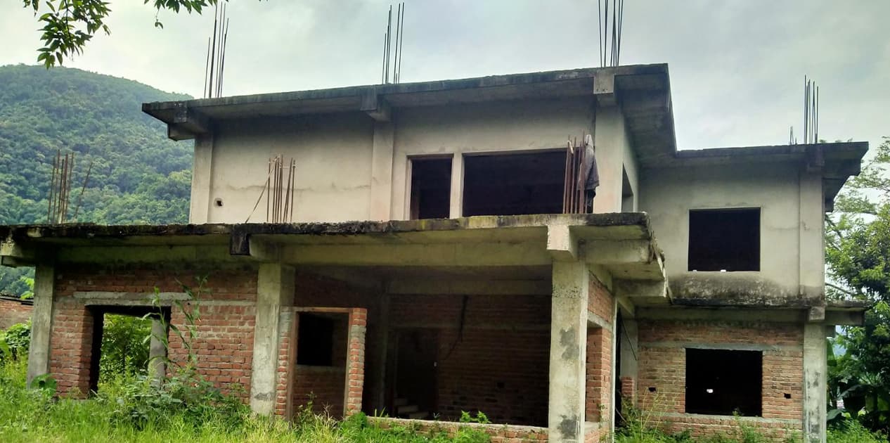 अठार महिनामा सक्नुपर्ने भवन पाँच वर्षमा पनि अलपत्रै