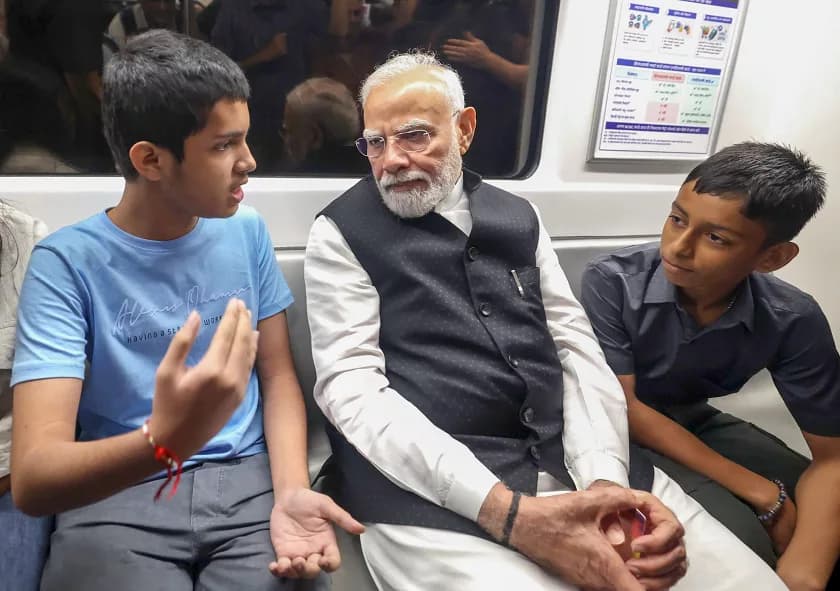 मेट्रोमा मोदी : बालबालिका दङ्ग, यात्रुसँग आत्मीय कुराकानी