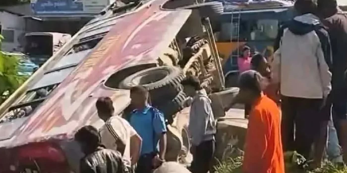 दशै मनाउन काठमाडौंबाट ओखलढुंगा गइरहेको यात्रु बाहक बस खुर्कोटमा दुर्घटना