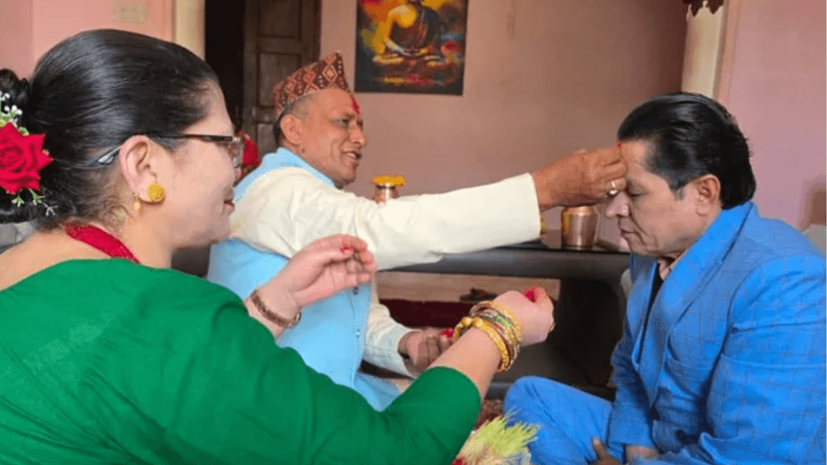 ऋषि धमलाले लगाए दशैँको टीका, आफन्तलाई पनि लगाइदिए