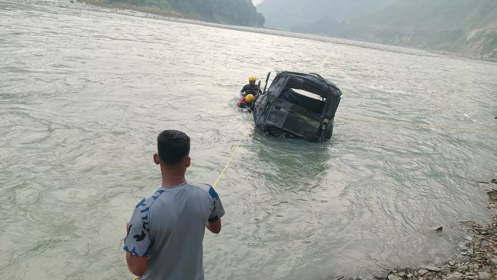 खोटाङ जाँदै गरेको सुमो सुनकोशी नदीमा खस्यो