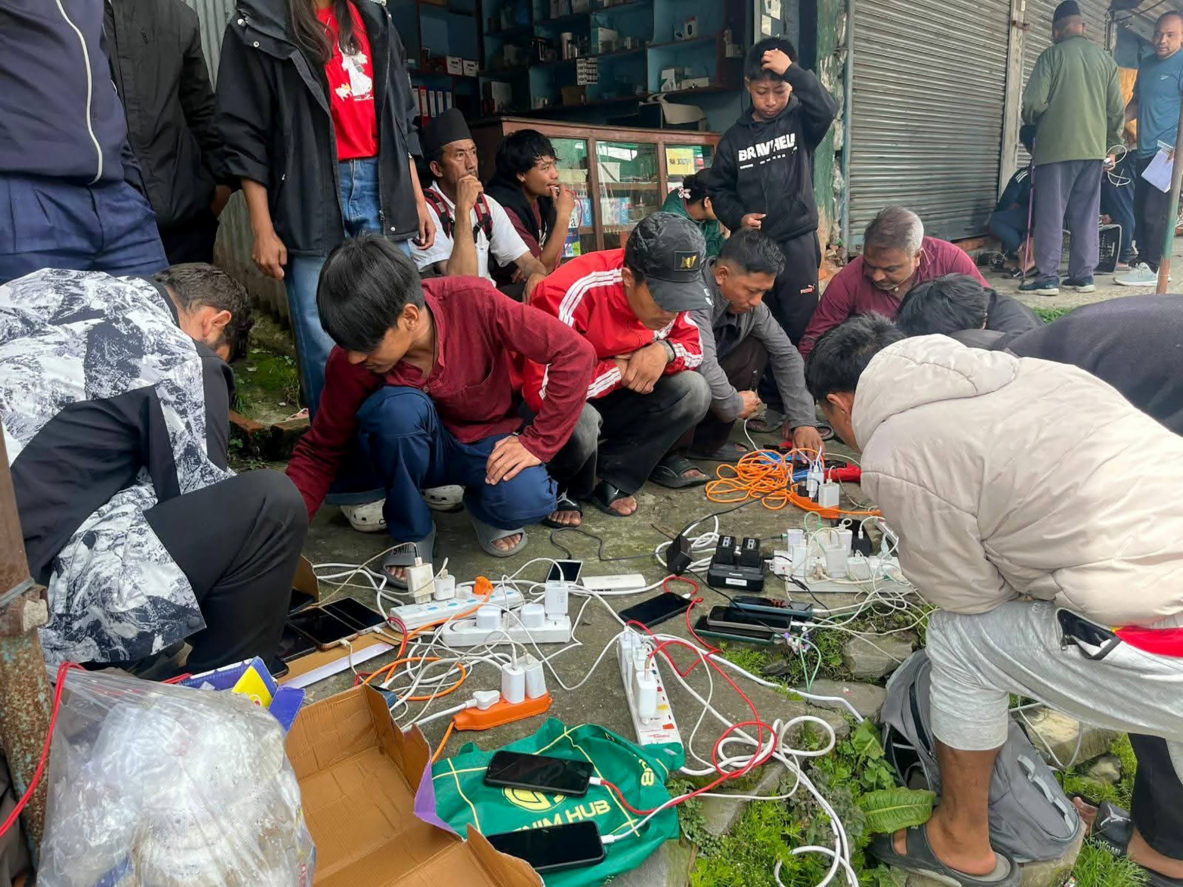 ६ दिनपछि मोबाइल चार्ज गर्दै धुन्चेका स्थानीय