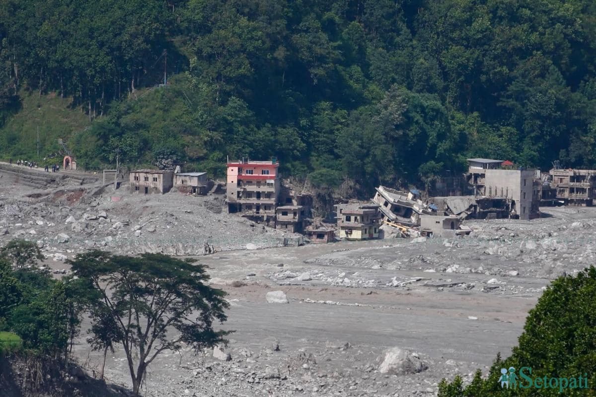 सडक बग्दा गोदाममै थन्कियो राहत, हेलिकप्टर नहुँदा उत्तरगया-१ का विस्थापित भोकभोकै